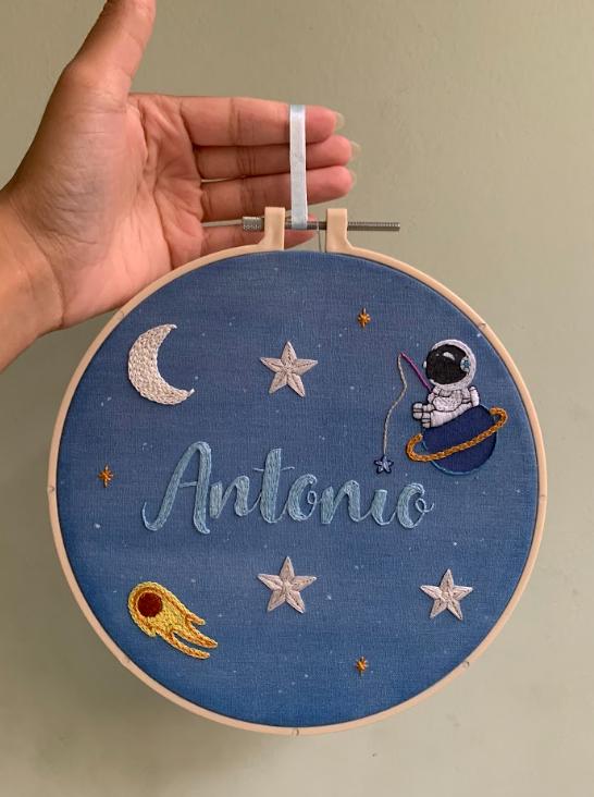 Porta Maternidade bastidor bordado astronauta Antonio