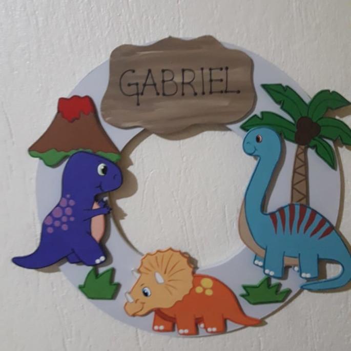 Enfeite de porta dinossauro para decoração de quarto de bebê