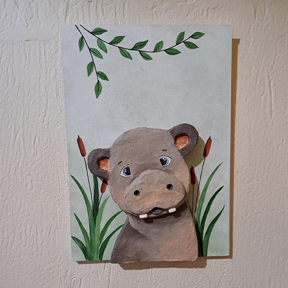 Quadro de hipopótamo de papel machê para decoração infantil