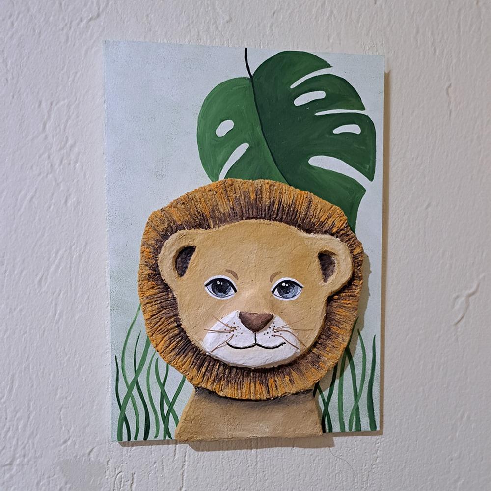 Quadro de leão de papel machê para decoração infantil