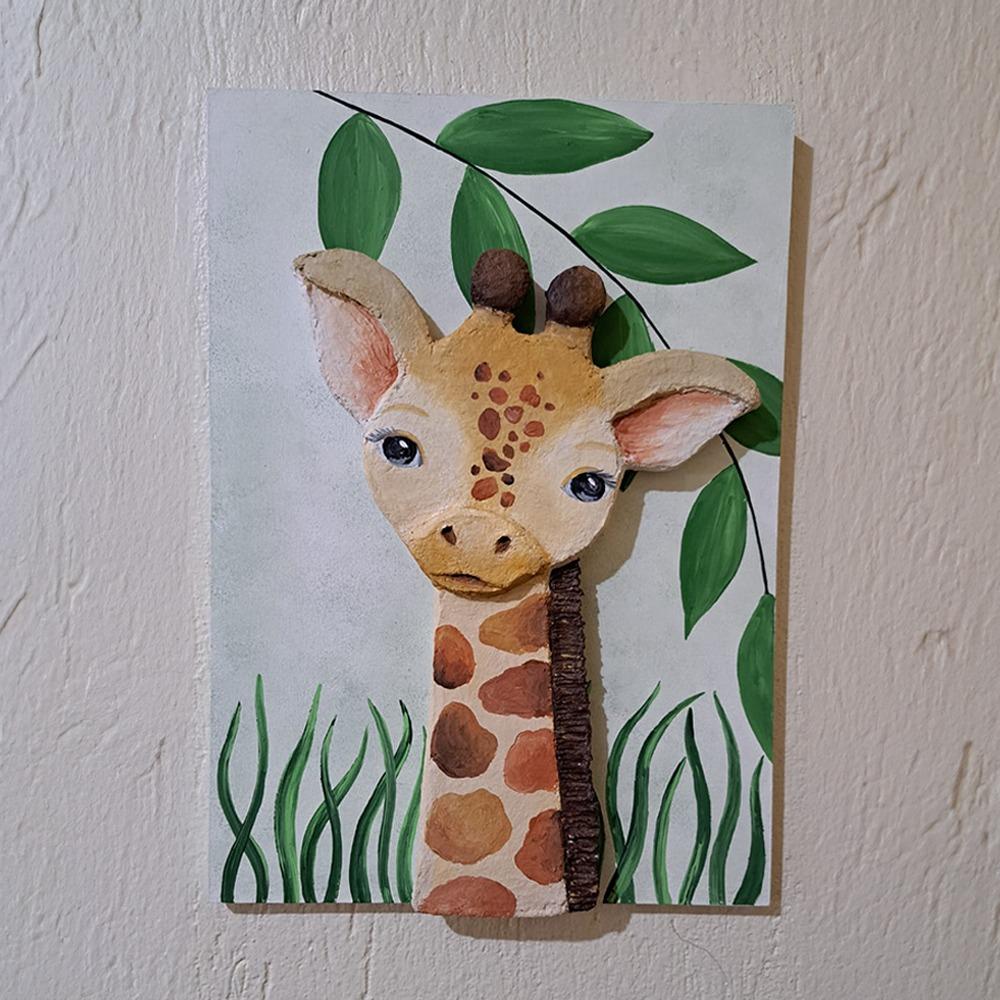 Quadro de girafa de papel machê para decoração infantil