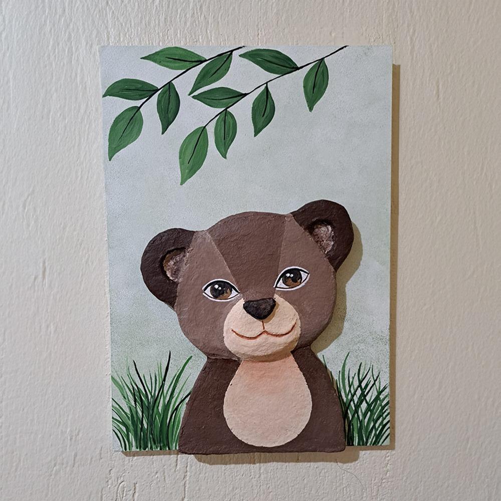 Quadro de urso de papel machê para decoração infantil