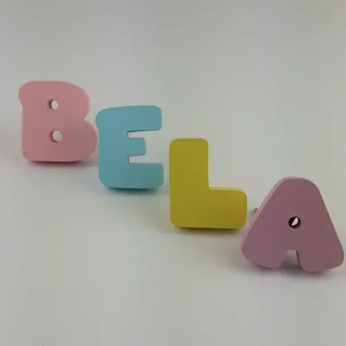 Puxadores de letras para decoração de quarto de bebê