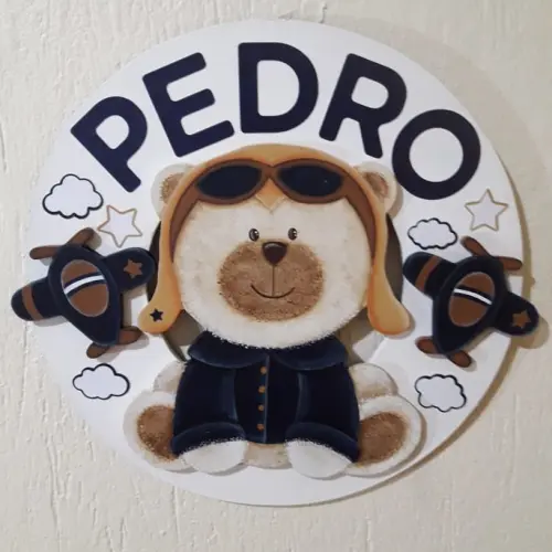 Enfeite porta maternidade urso aviador p/ decoração de quarto de bebê