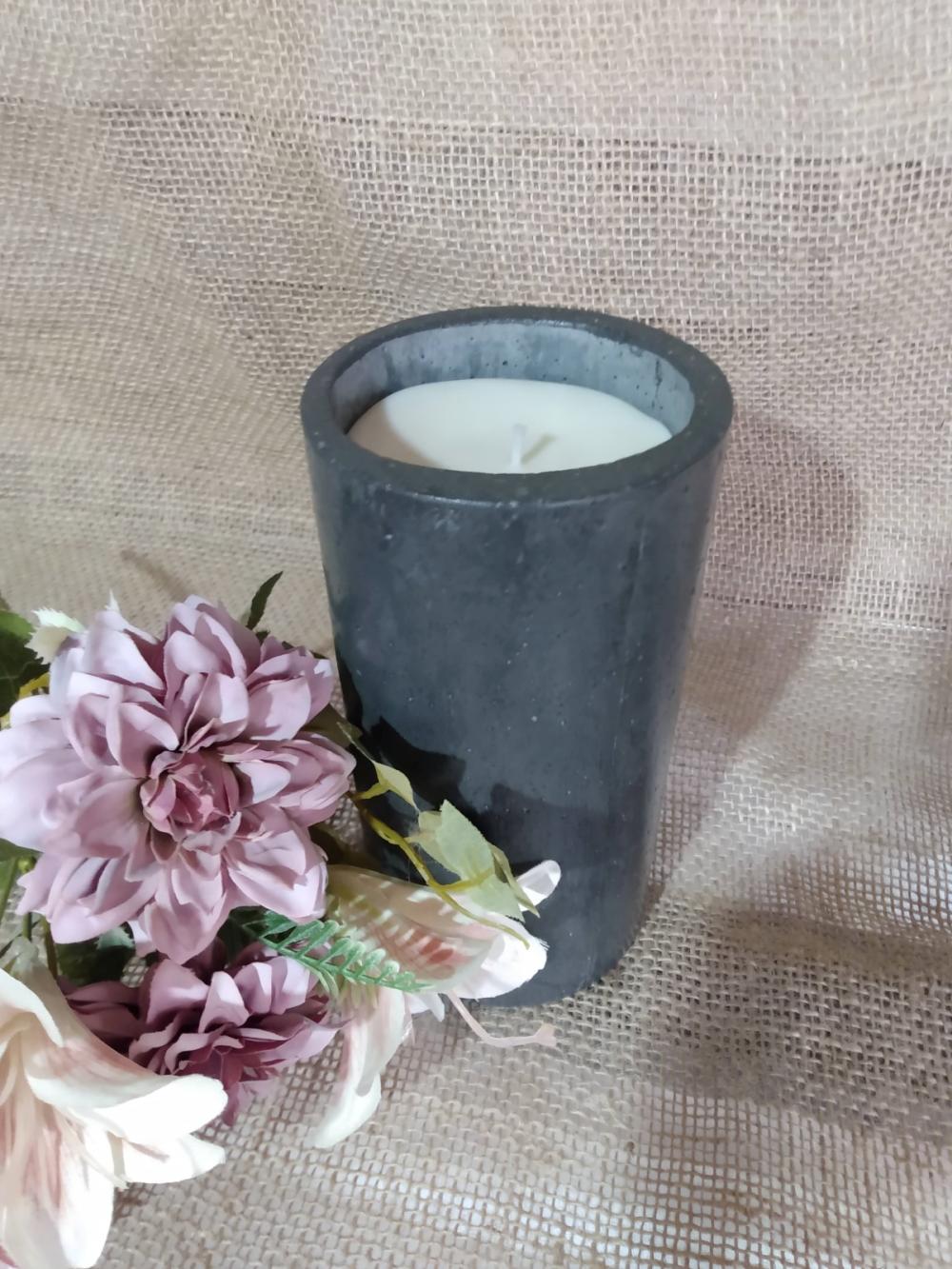 Vela aromática em pote cilindro G em concreto Linha Rustic Radia