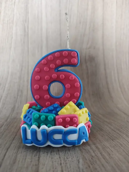 Vela em biscuit lego com nome