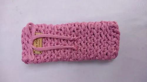 Case para óculos, feito à mão, em fio de poliéster. Cor rosa.