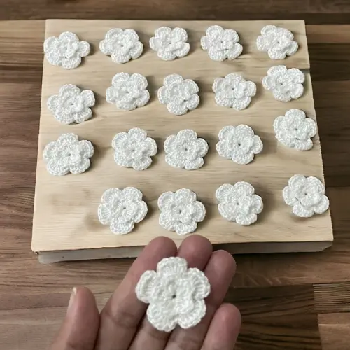 20 Mini Flores de Crochê para Aplicação