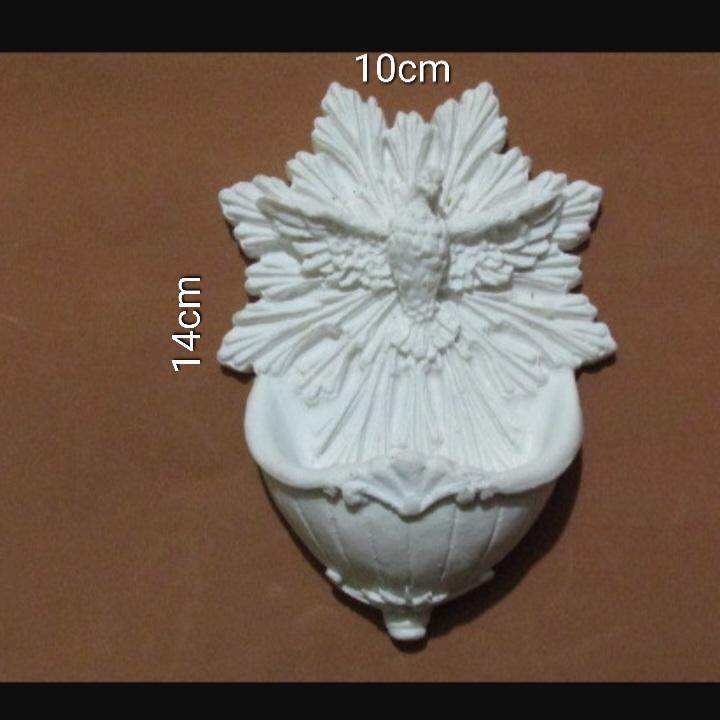 Divino Espírito Santo de resina com pia para água benta