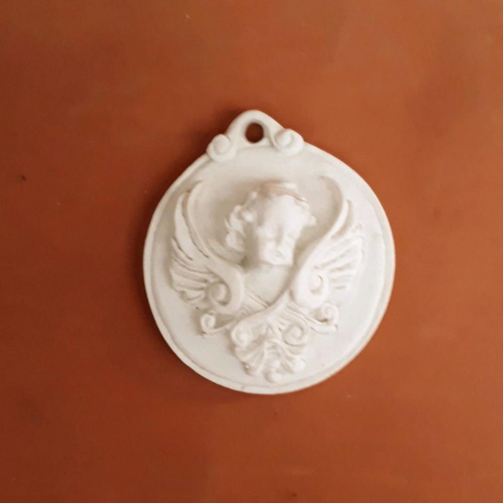 Medalhão com anjo de resina