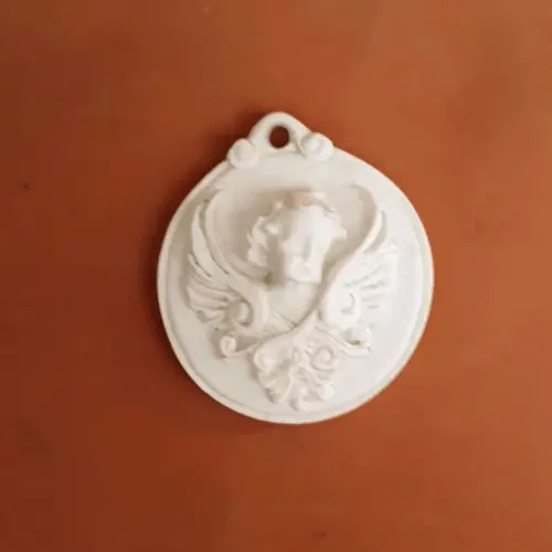 Medalhão com anjo de resina