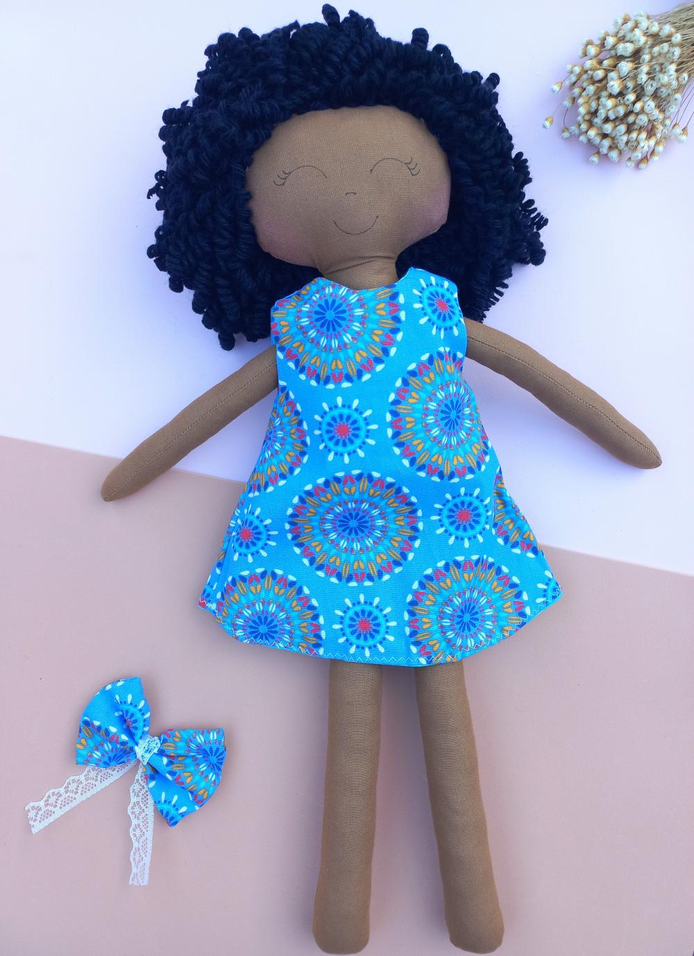 Boneca de Pano Negra Cacheada com Vestido azul