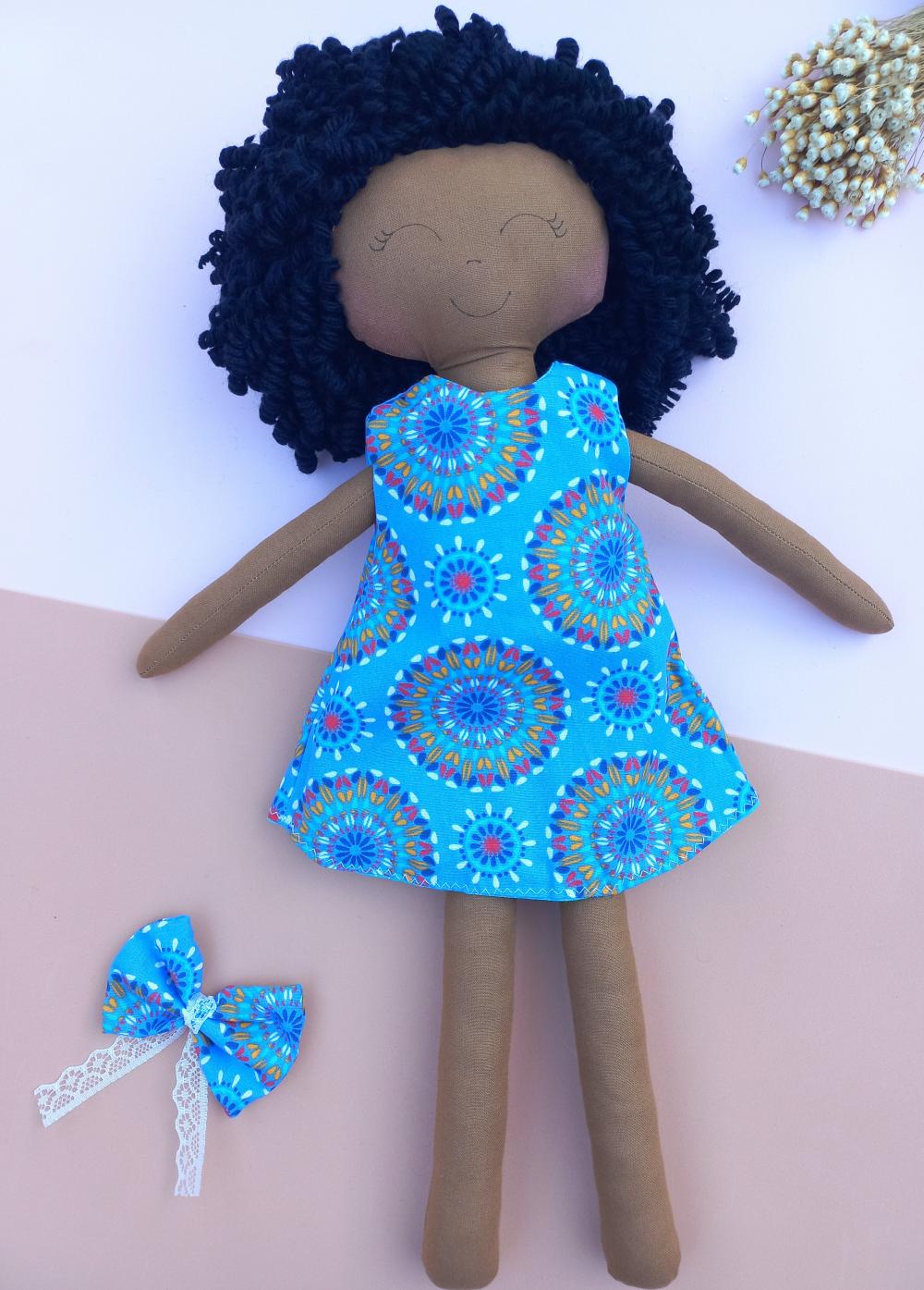 Boneca de Pano Negra Cacheada com Vestido azul