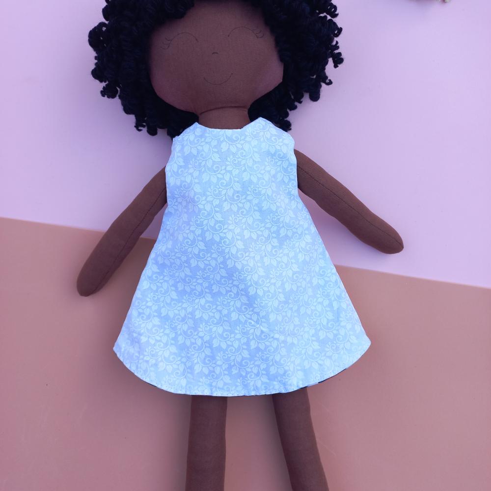 Boneca de Pano Negra Cacheada com Vestido Branco