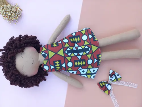 Boneca de Pano Negra Cacheada com Vestido Amarelo e Vermelho