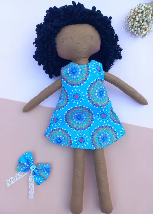 Boneca de Pano Negra Cacheada com Vestido azul