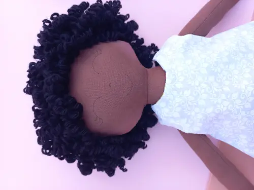 Boneca de Pano Negra Cacheada com Vestido Branco