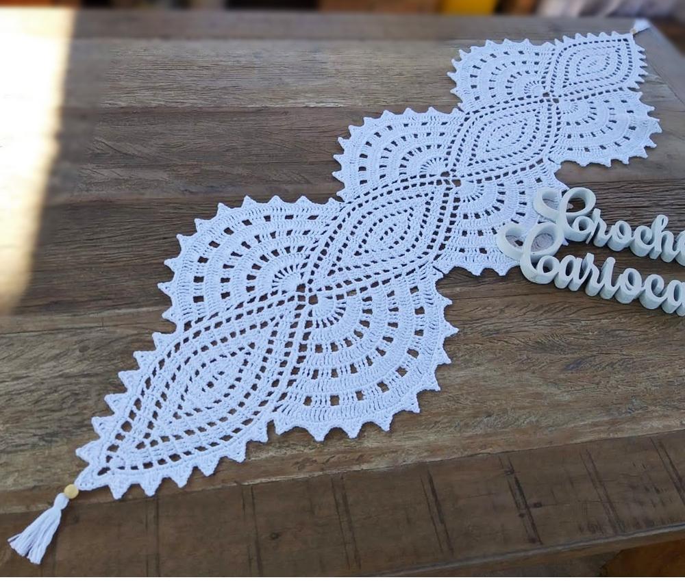 Caminho de Mesa Infinito branco Crochê Leve tassel e miçanga na