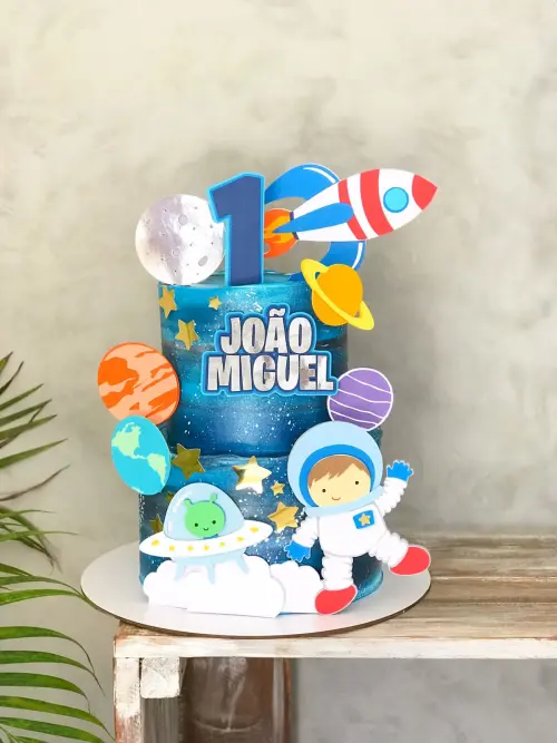 Topo de Bolo Astronauta em Camadas