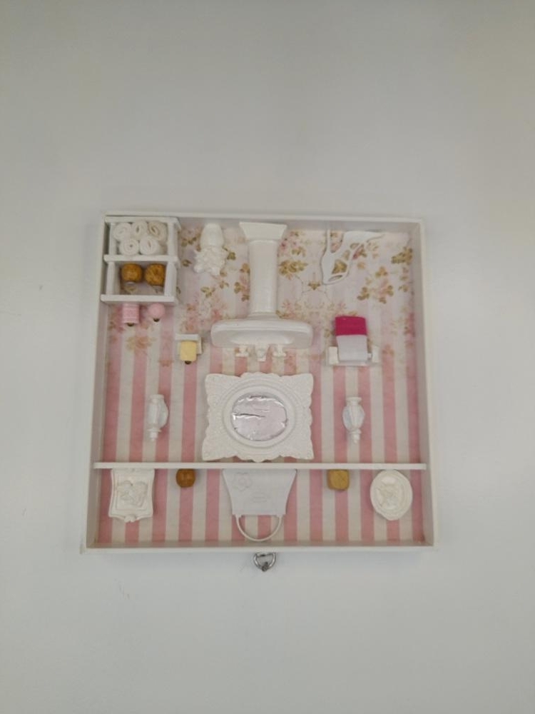 Quadro para Lavabo em mdf Branco Fundo Listrado Rosa