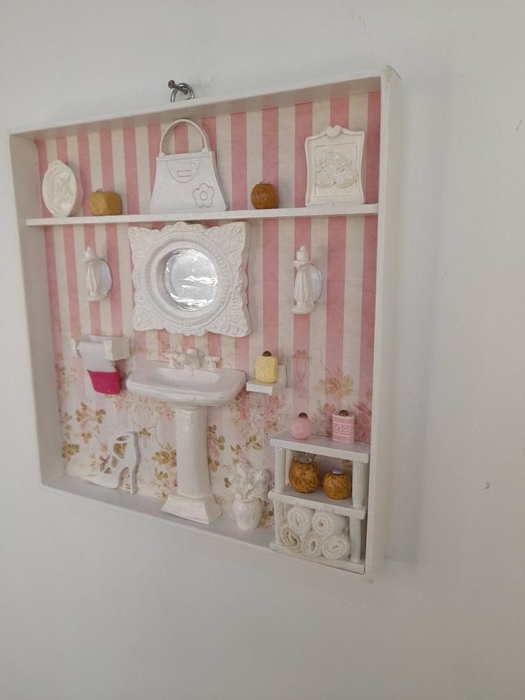 Quadro para Lavabo em mdf Branco Fundo Listrado Rosa