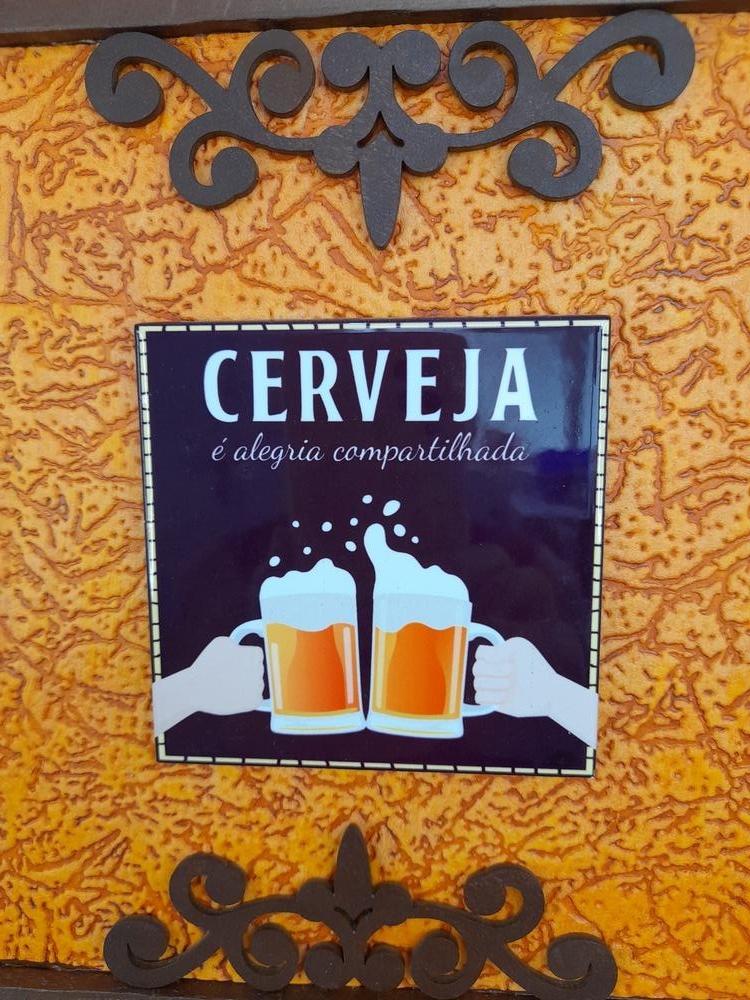 Placa Decorativa Marrom e Amarela com Azulejo