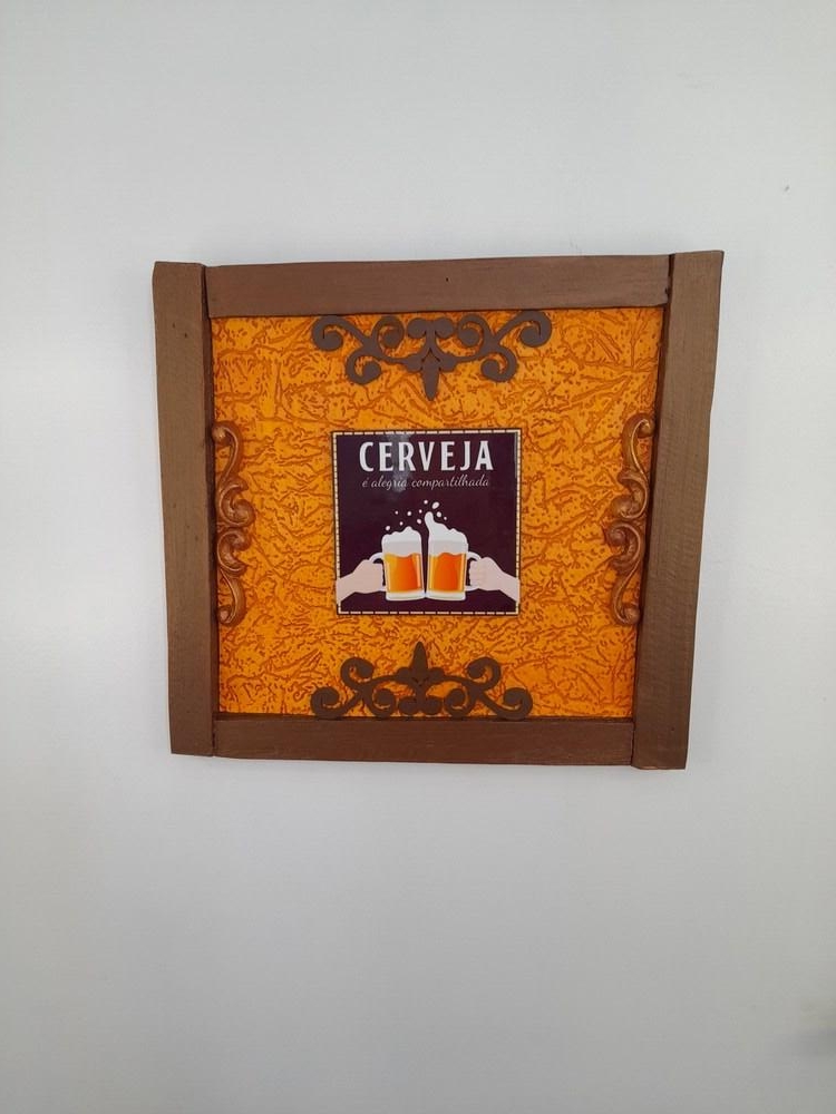 Placa Decorativa Marrom e Amarela com Azulejo