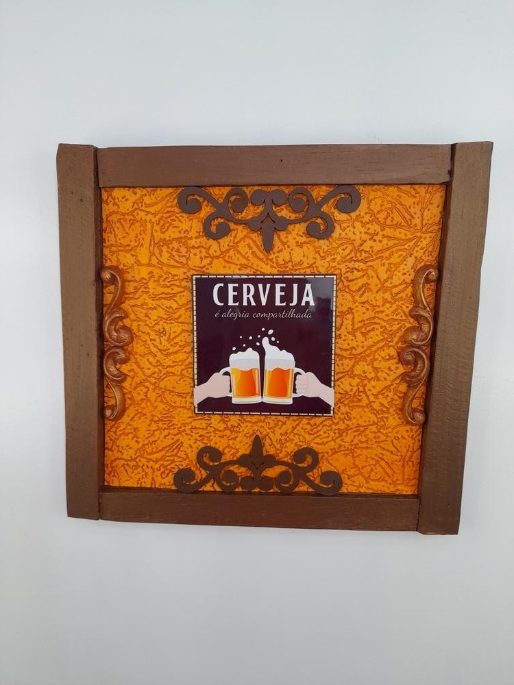 Placa Decorativa Marrom e Amarela com Azulejo