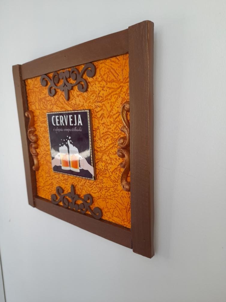 Placa Decorativa Marrom e Amarela com Azulejo