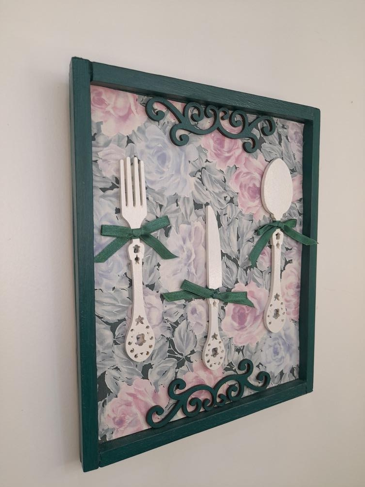 Placa Decorativa em mdf Verde Musgo Decorada com Talheres