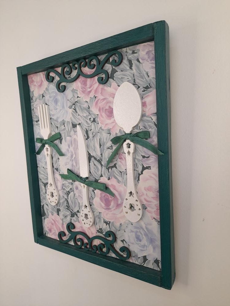 Placa Decorativa em mdf Verde Musgo Decorada com Talheres