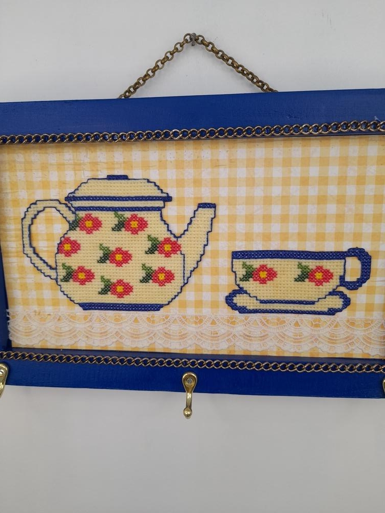 Porta Chave de Madeira Azul Decorado com Xícara e Bule