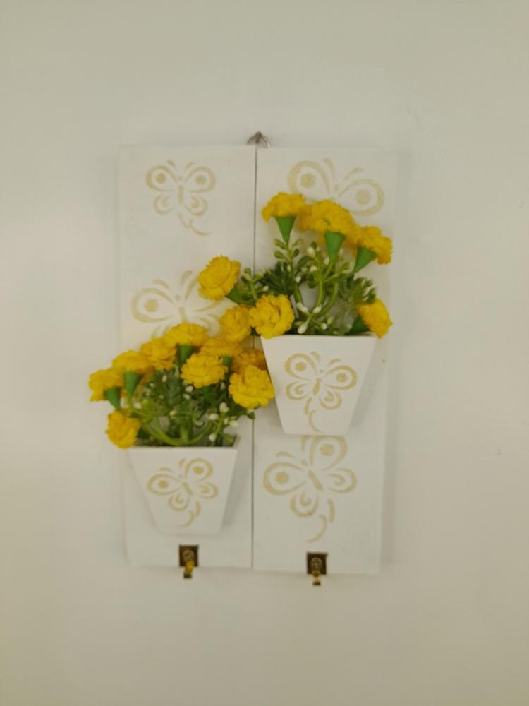 Porta Chave de Madeira Branco com Vasos de Flores Amarela