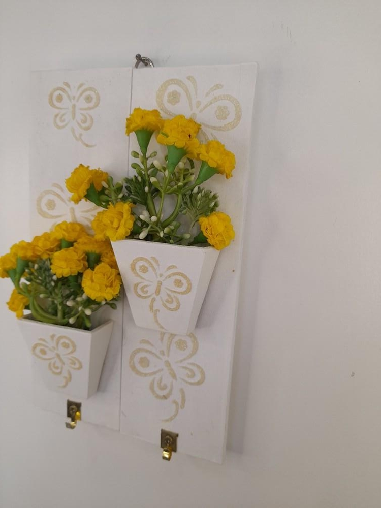 Porta Chave de Madeira Branco com Vasos de Flores Amarela