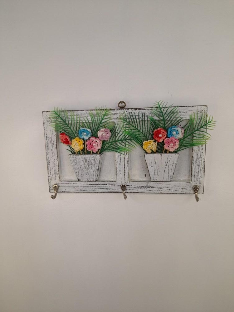 Porta Chave em mdf c/ Pátina, Dois Vasos de Flores de Crochê