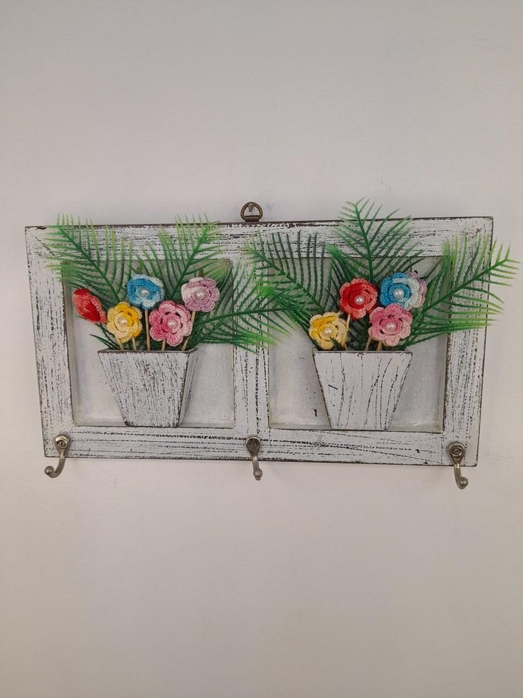 Porta Chave em mdf c/ Pátina, Dois Vasos de Flores de Crochê