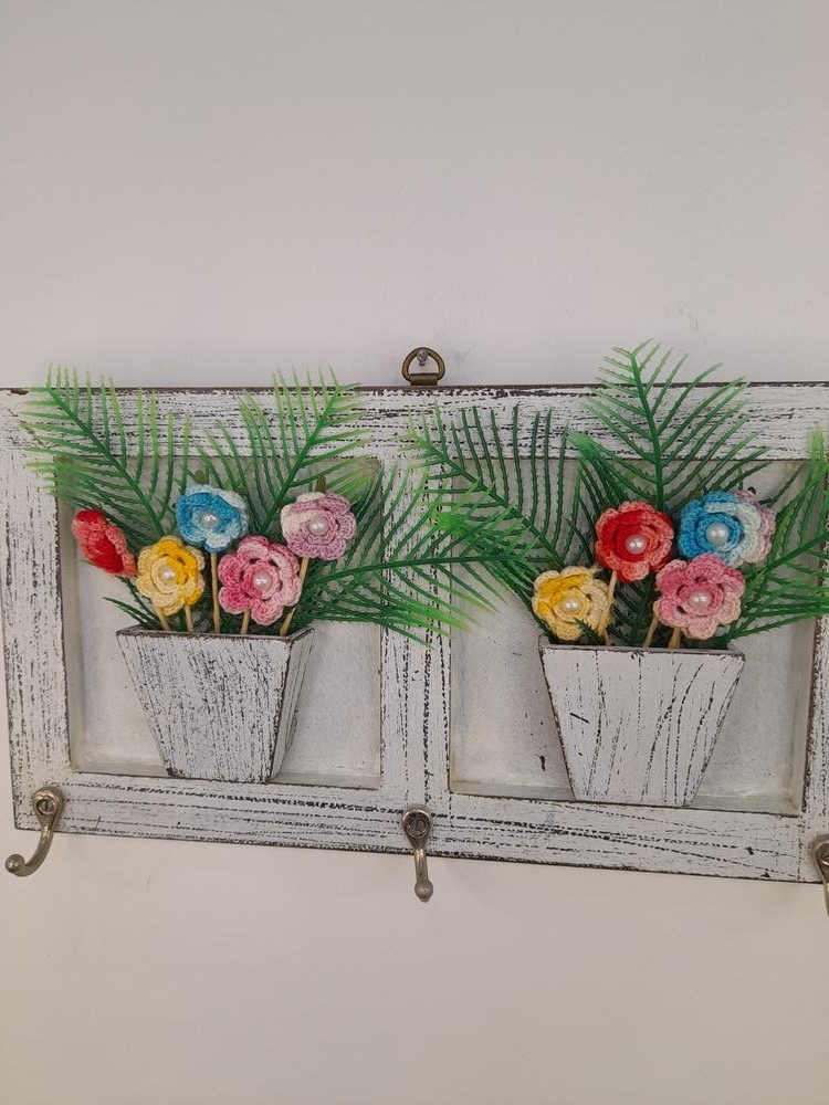 Porta Chave em mdf c/ Pátina, Dois Vasos de Flores de Crochê