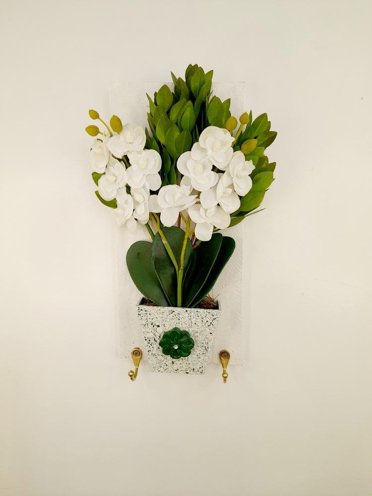 Porta Chave de Madeira Branca com Orquídeas