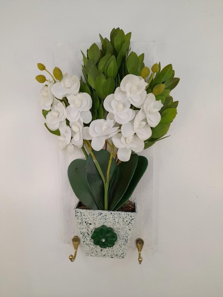 Porta Chave de Madeira Branca com Orquídeas