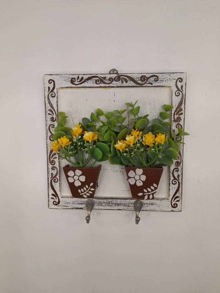 Porta Chave em mdf com Pátina, Dois Vasos de Flores Amarelas