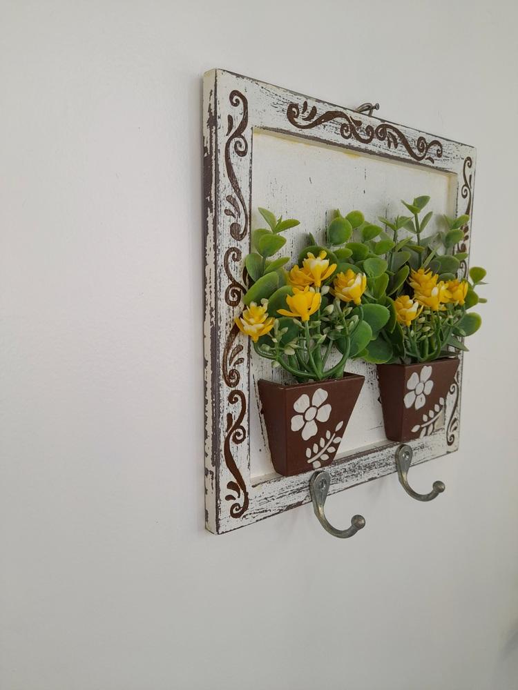 Porta Chave em mdf com Pátina, Dois Vasos de Flores Amarelas