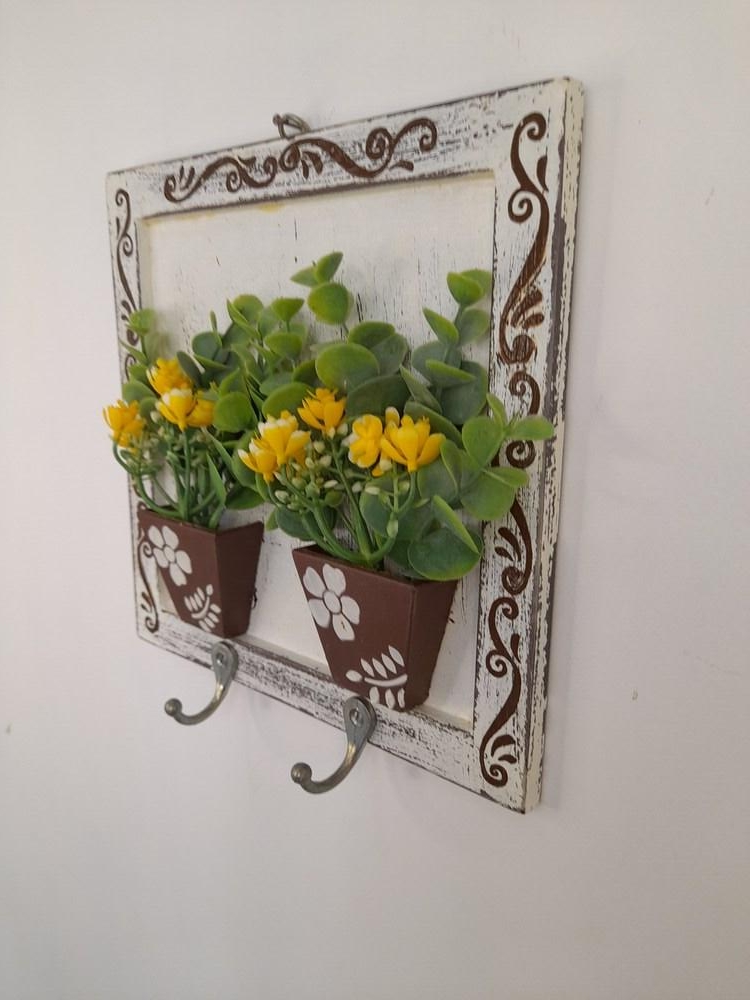 Porta Chave em mdf com Pátina, Dois Vasos de Flores Amarelas