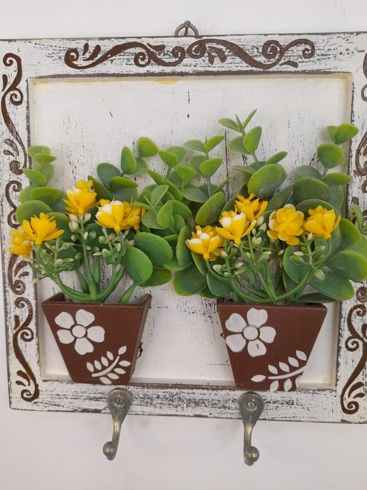 Porta Chave em mdf com Pátina, Dois Vasos de Flores Amarelas