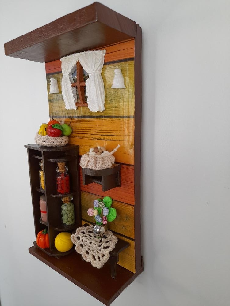 Porta Chave de Madeira Reciclada Decorado com Miniaturas