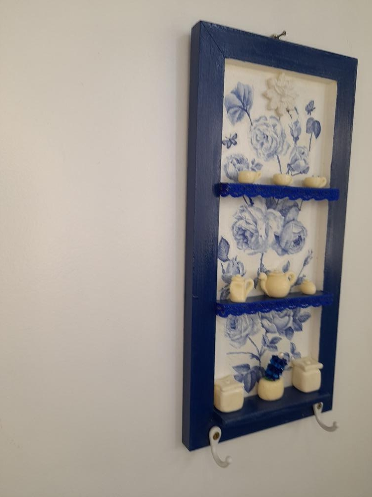 Porta Chave de mdf Azul Marinho e Branca com Miniatura