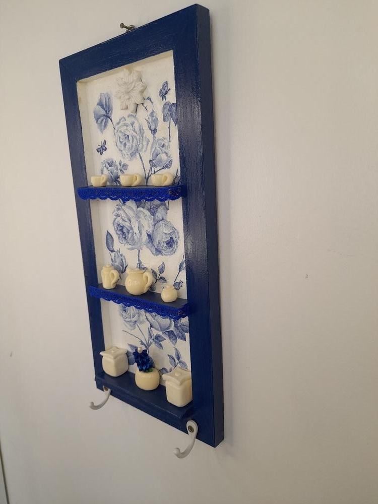 Porta Chave de mdf Azul Marinho e Branca com Miniatura