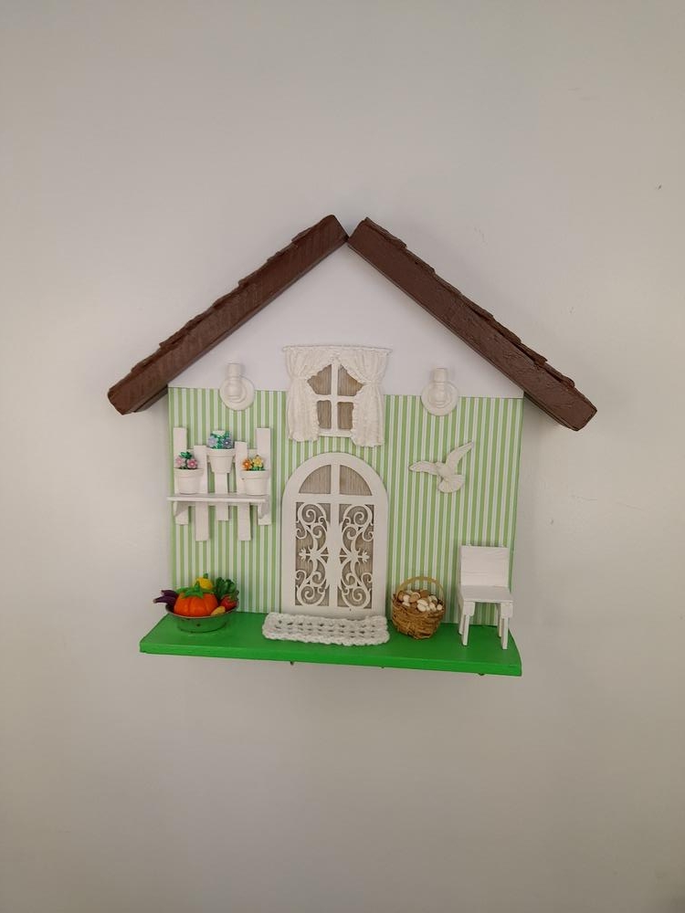 Porta Chave de Madeira Verde e Marrom com Miniatura