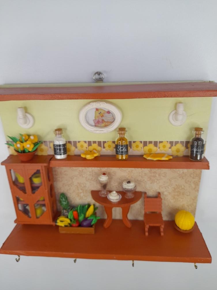 Porta Chave de Madeira Cerâmica Clara e Palha com Miniatura