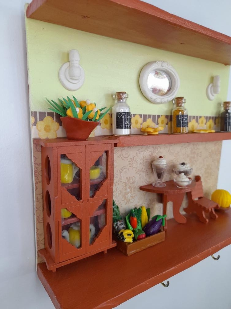 Porta Chave de Madeira Cerâmica Clara e Palha com Miniatura