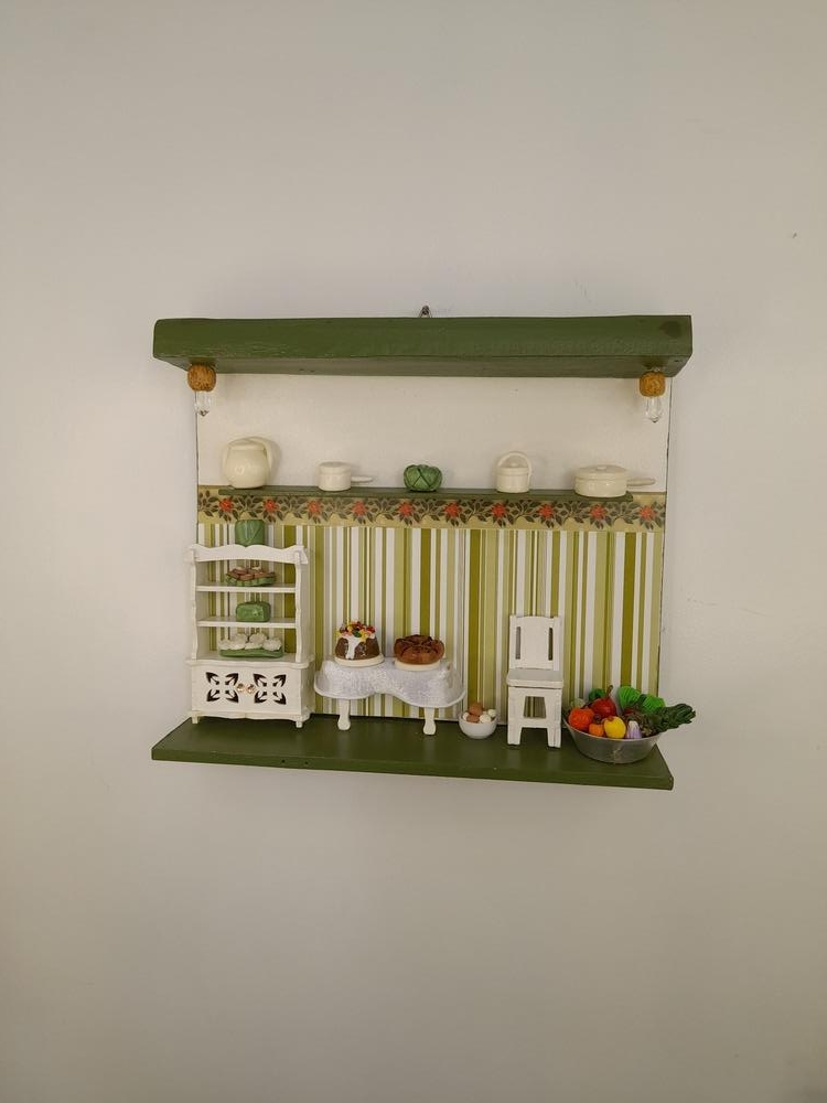 Porta Chave de Madeira Branco e Verde Oliva com Miniatura